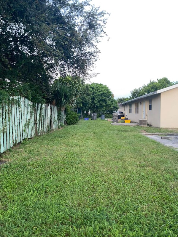 Building Photo - 1536 Barbarie Ln