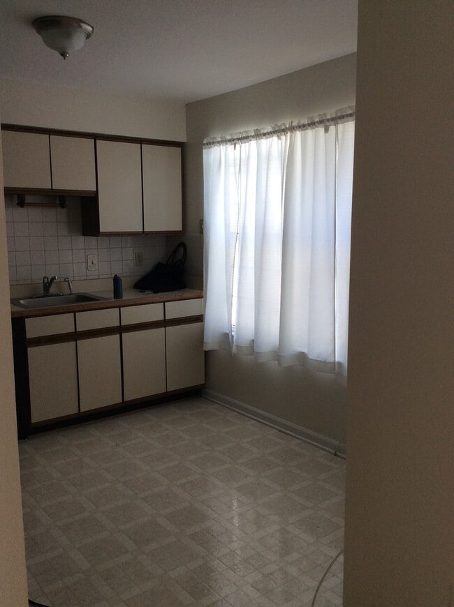 Building Photo - Beautiful Condo Just 3 Blocks from Oceanfront!