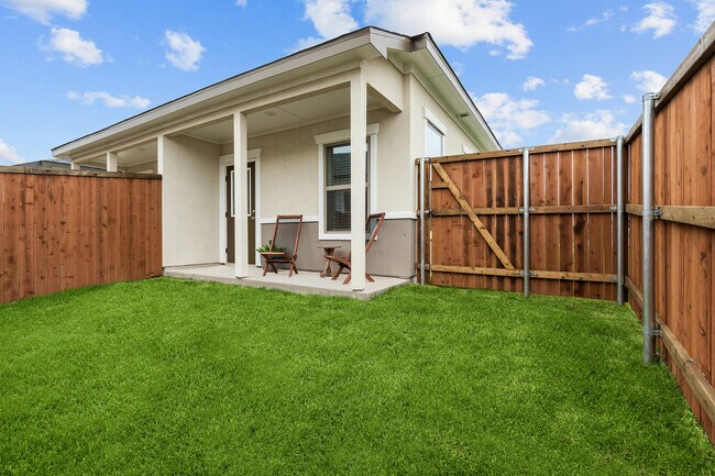 Private Backyard - Mansions of Denton