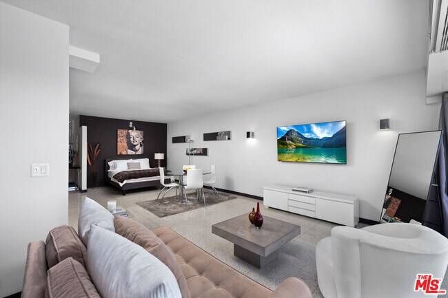 Building Photo - 999 N Doheny Dr