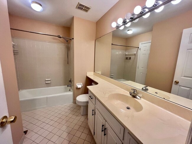 Building Photo - 2 Bed/ 1.5 Bath - Townhome in Cool Springs