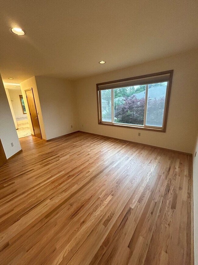 Building Photo - 4 Bed 3 Bath Fully Fenced Kenmore Home