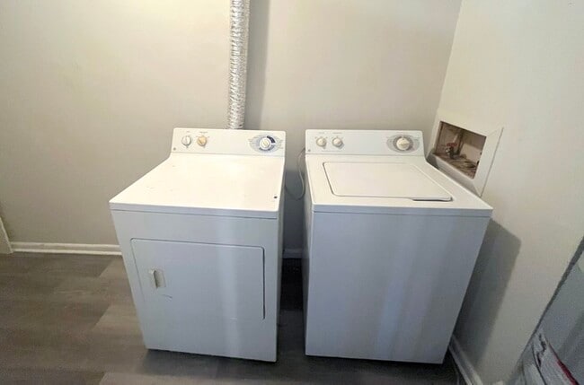 Building Photo - BEAUTIFUL TWO BEDROOM 1.5 BATHROOM APARTME...