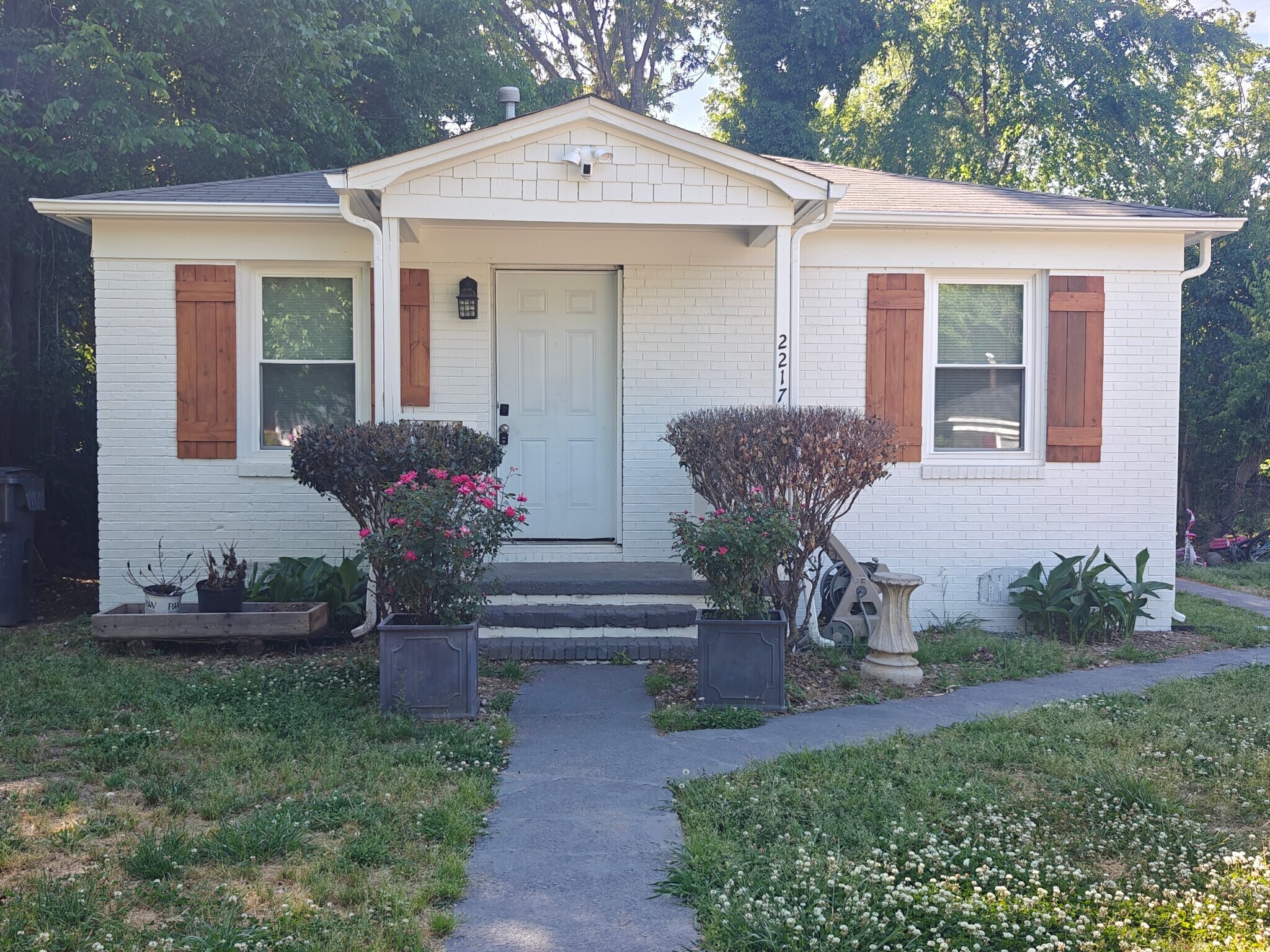 Building Photo - 2217 Custer St