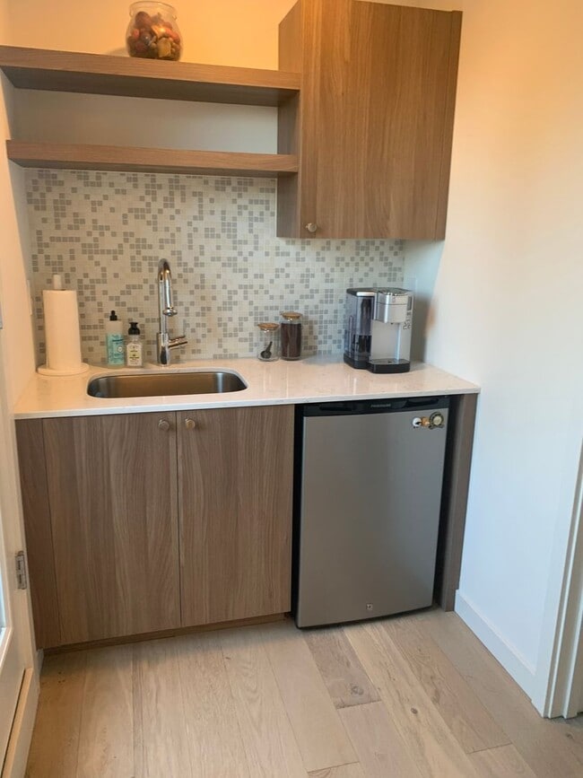 Building Photo - Capital Hill Row House ! 3 bed, 3 bath 194...