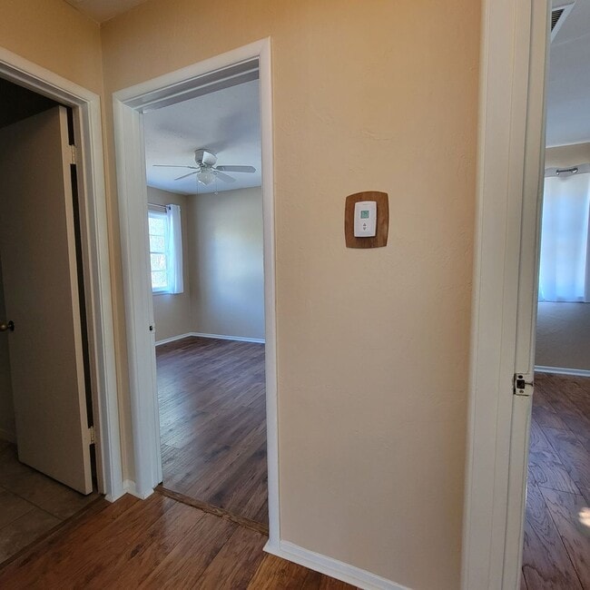 Building Photo - Adorable 2 bed 1.5 bath house with HUGE yard!!