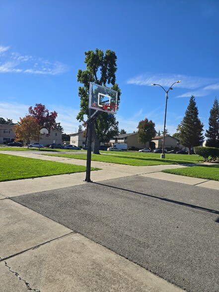 Building Photo - 1751 Ross Cir