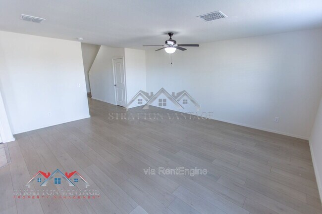 Building Photo - 5926 E Oasis Blvd