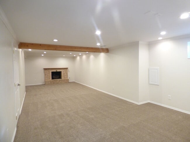 Building Photo - 5 Bd 3 Ba Home in Sandy