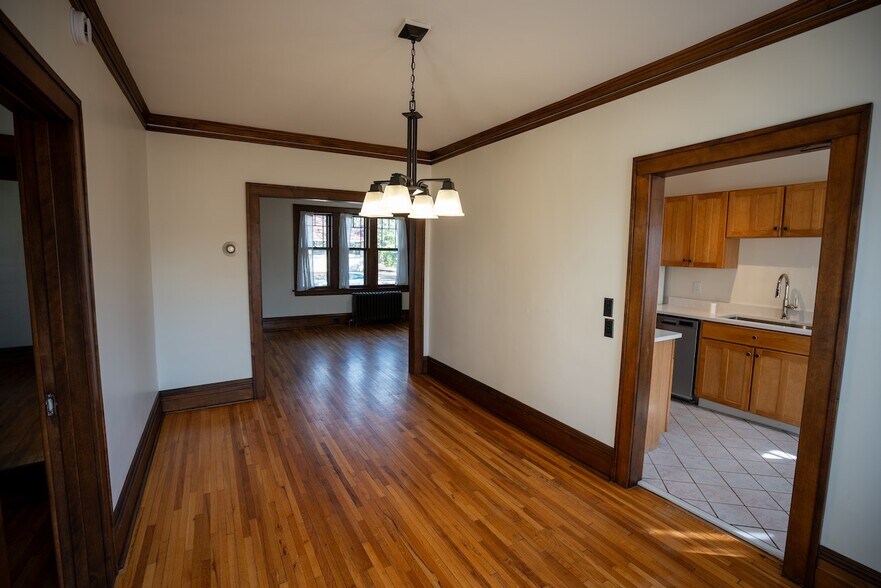 Building Photo - 707 W 44th St