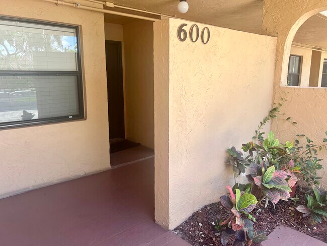 Building Photo - 600 Egret Cir
