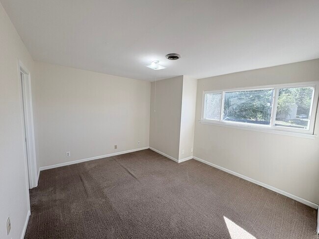 Building Photo - 240 Jamil Rd