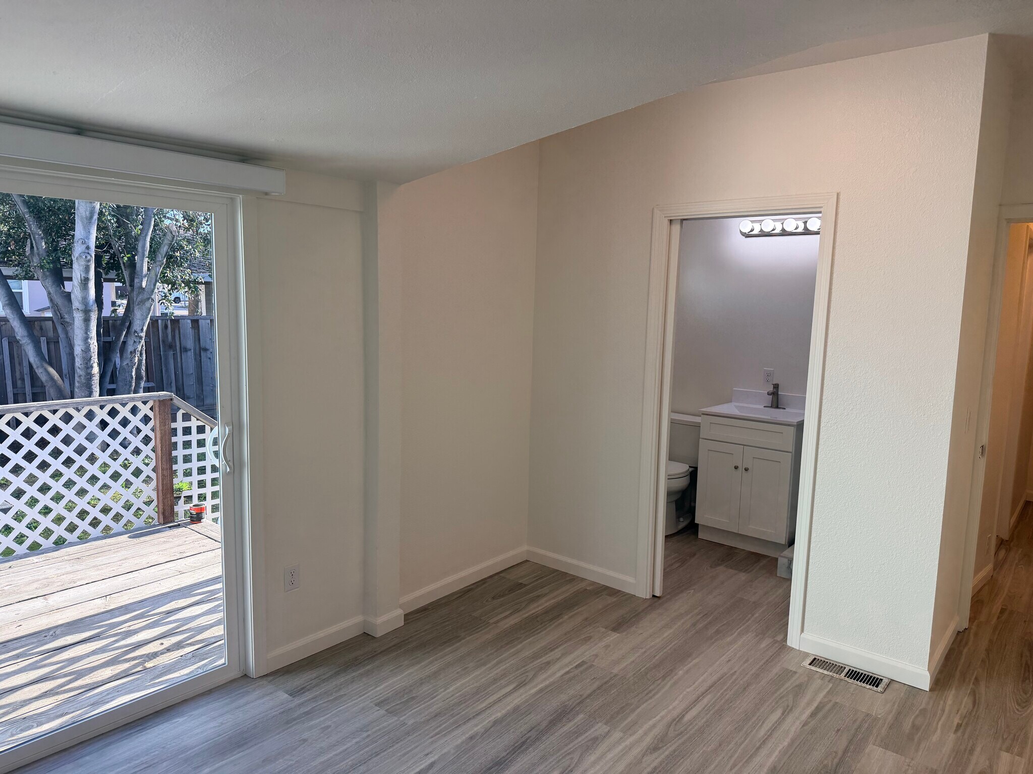 Building Photo - 394 N Livermore Ave