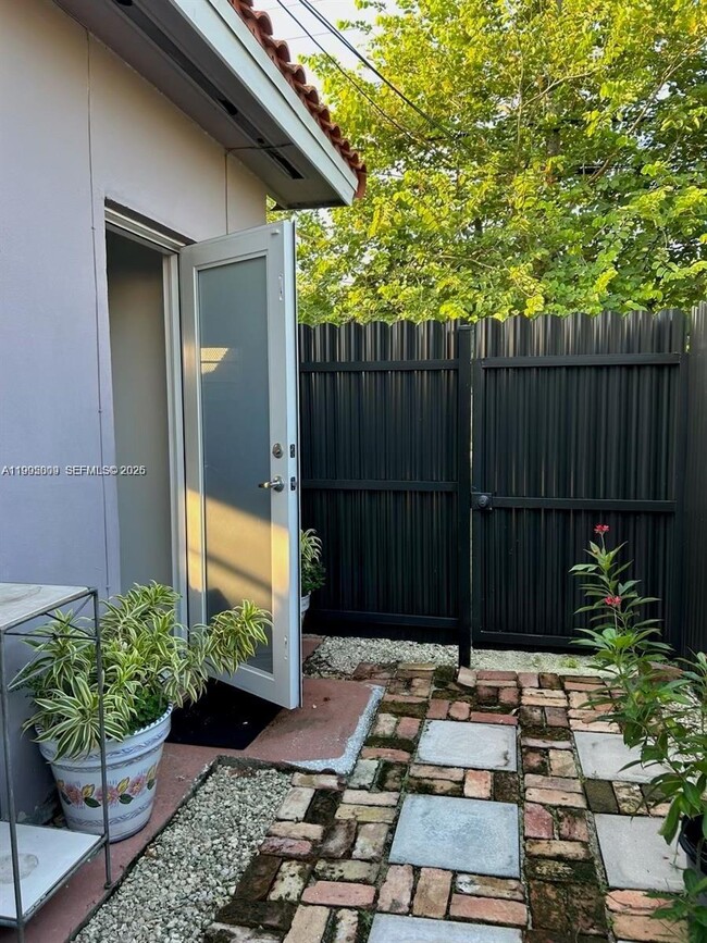 Building Photo - 9525 SW 16th St