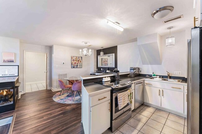 Building Photo - 523 N Bertrand St