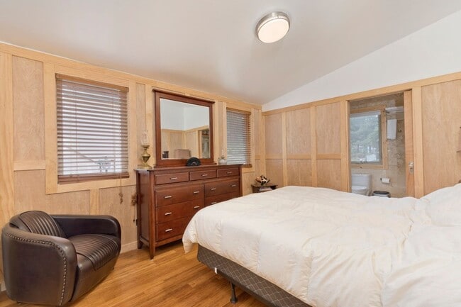 Building Photo - Fully Furnished & Move-In Ready Home – Long-Term Housing Available in Mammoth Lakes