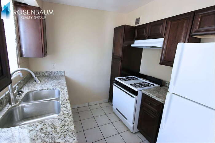 Building Photo - 565 S Hobson