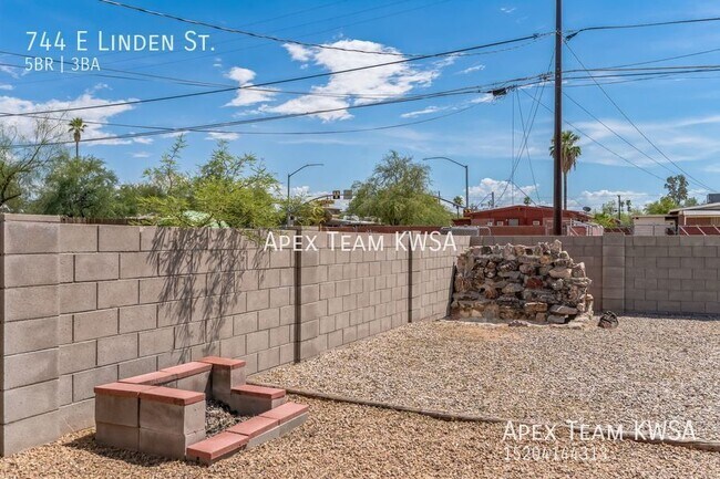 Building Photo - 744 E Linden St