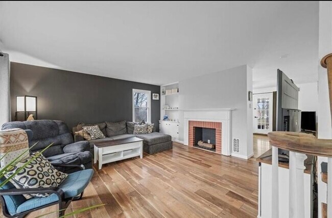 Living rooms - 172 Crescent Hills Rd