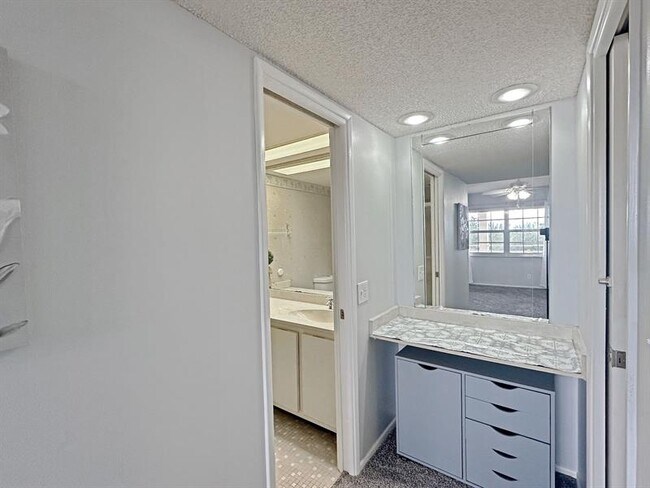 Building Photo - 535 Oaks Dr