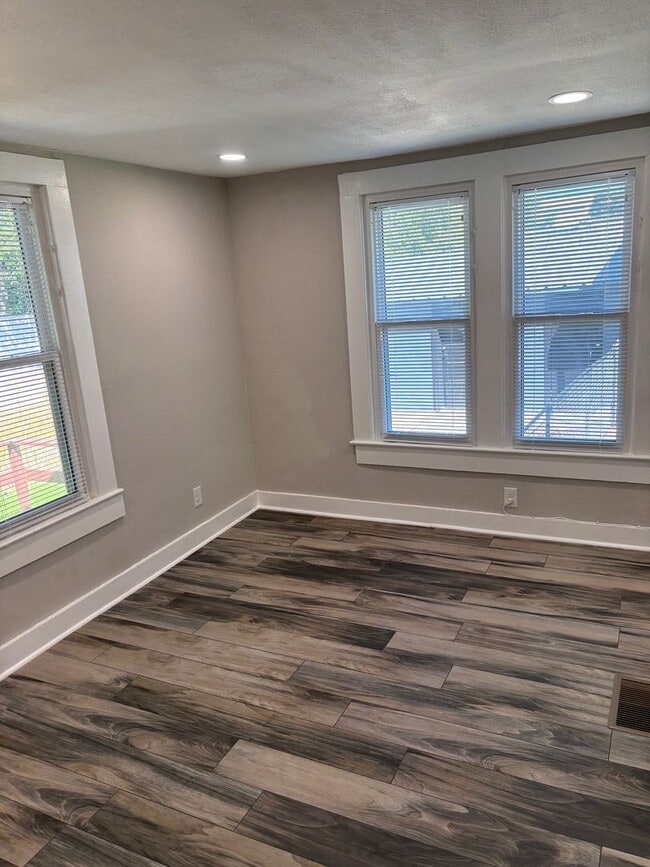 Building Photo - 3 Bedroom 1 Bathroom Downtown Georgetown Home