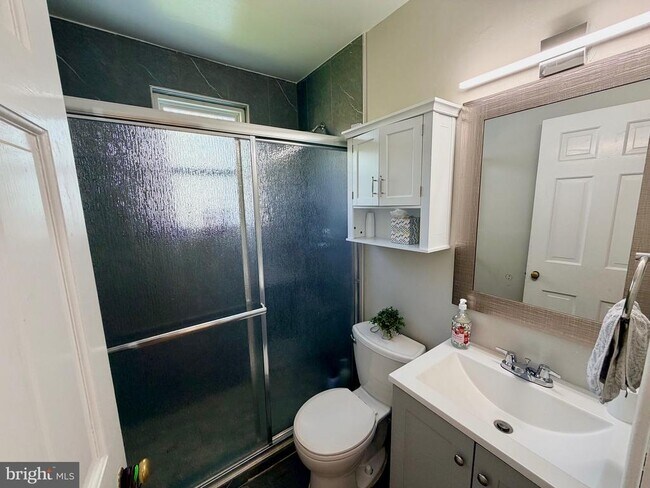 Building Photo - 2916 Meadow Ln