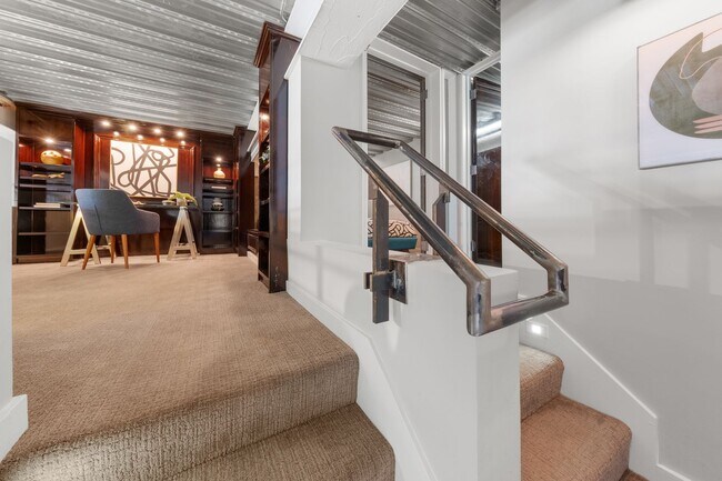 Building Photo - Spacious 2br loft with in-unit laundry and...