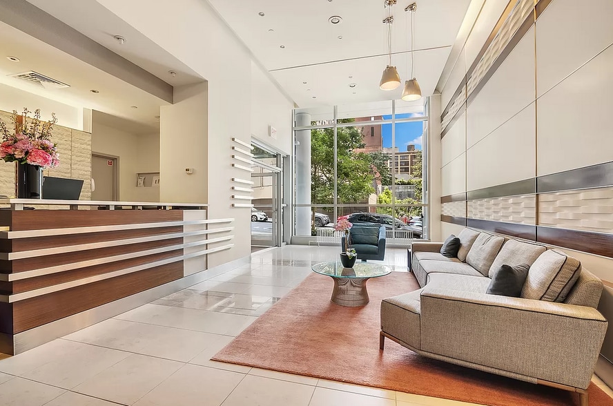 Building Photo - 225 W 60th St