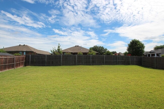Building Photo - Beautiful 3 Bedroom 2 Bath Coming Soon in ...