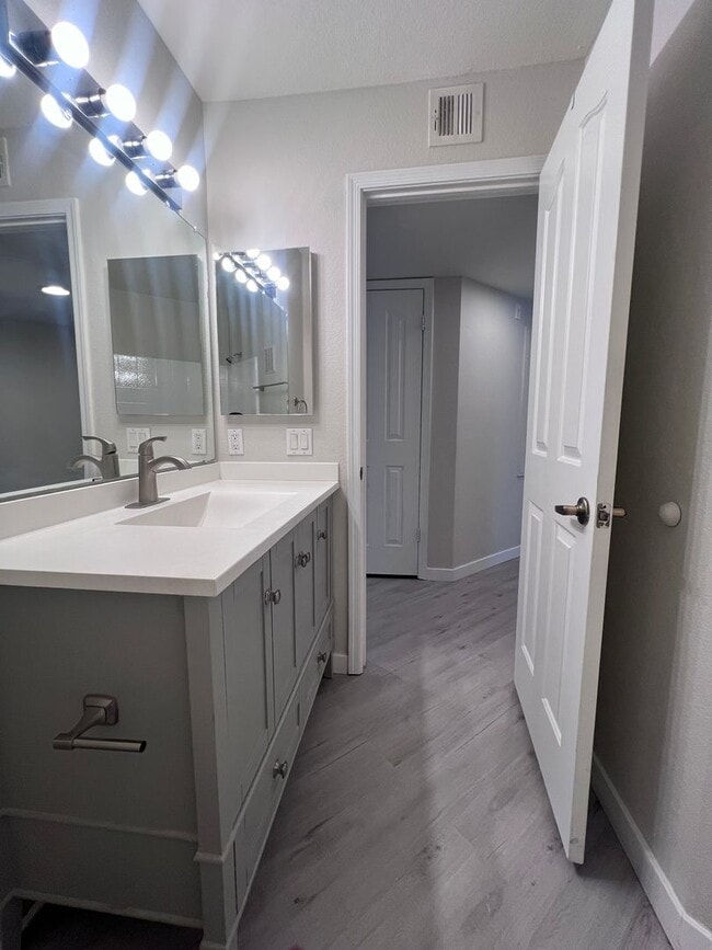 Building Photo - The Enclaves 3 bed 2 bath Upgraded Condo!
