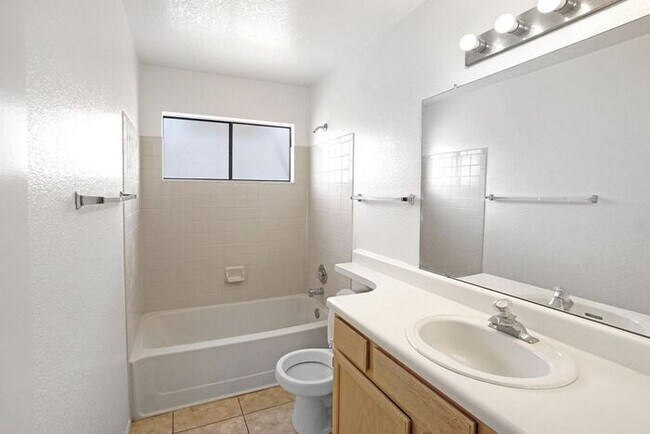 Building Photo - Stylish & Bright 3-Bed Oasis with Desert B...