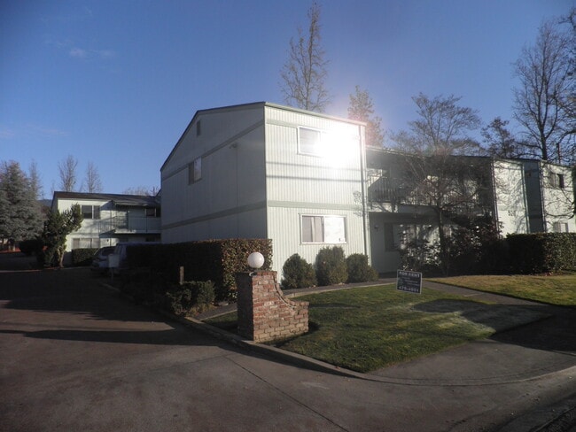 Building Photo - Great centrally located apartment!
