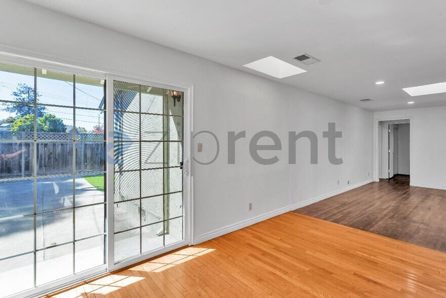 Building Photo - Unit