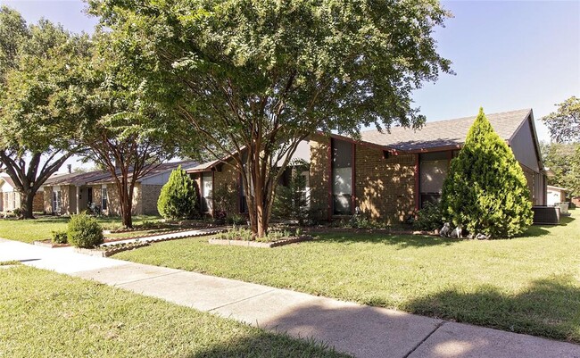 Building Photo - 3321 Pinion Dr