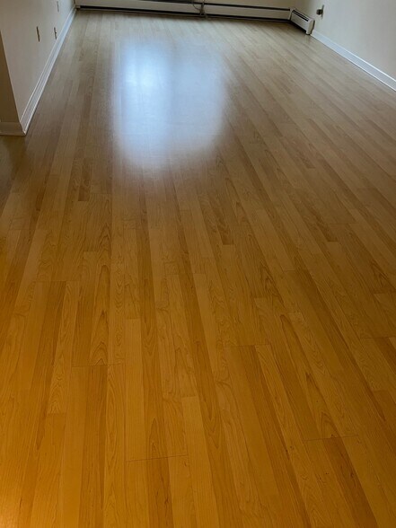 Building Photo - 2025 E Greenwich Ave