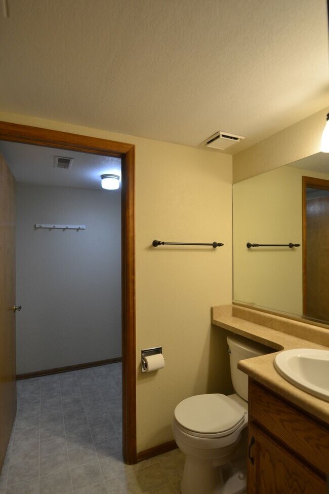 Building Photo - Mountain Shadows 3 Bedroom home with AC