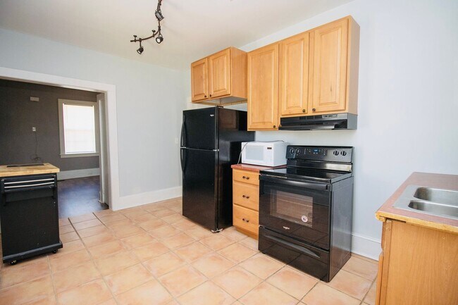 Building Photo - 3 Bedroom, 2 Bath Walking Distance to 5 Po...