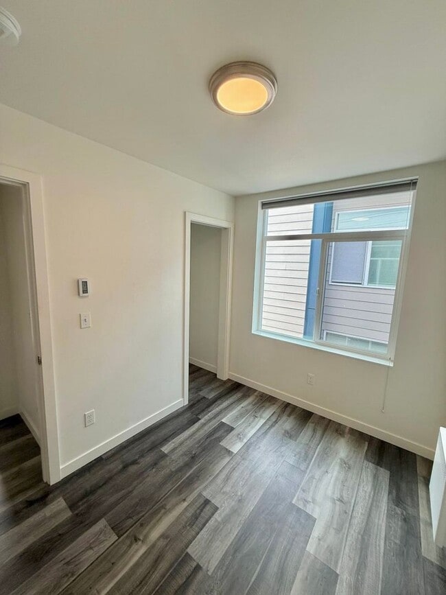 Building Photo - Spacious 8-Bedroom Ravenna Home Near UW & U Village – Perfect for Shared Living