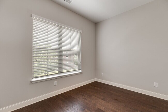 Building Photo - 1032 Moorewood Ln S E