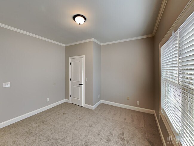 Building Photo - 210 Niagra Ln