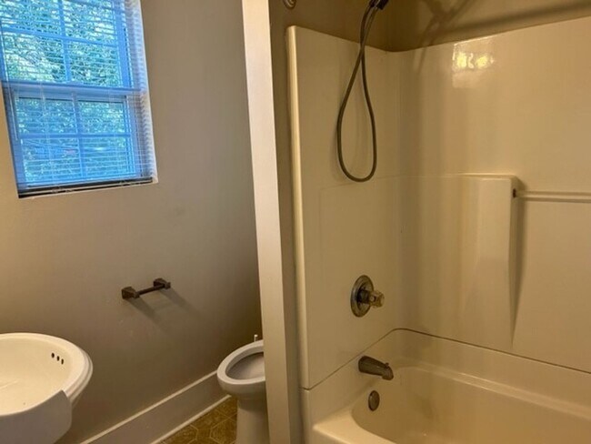 Building Photo - ***4 bedroom, 3 FULL bath Norfolk near ODU and Sentara Norfolk General and NAVSTA.