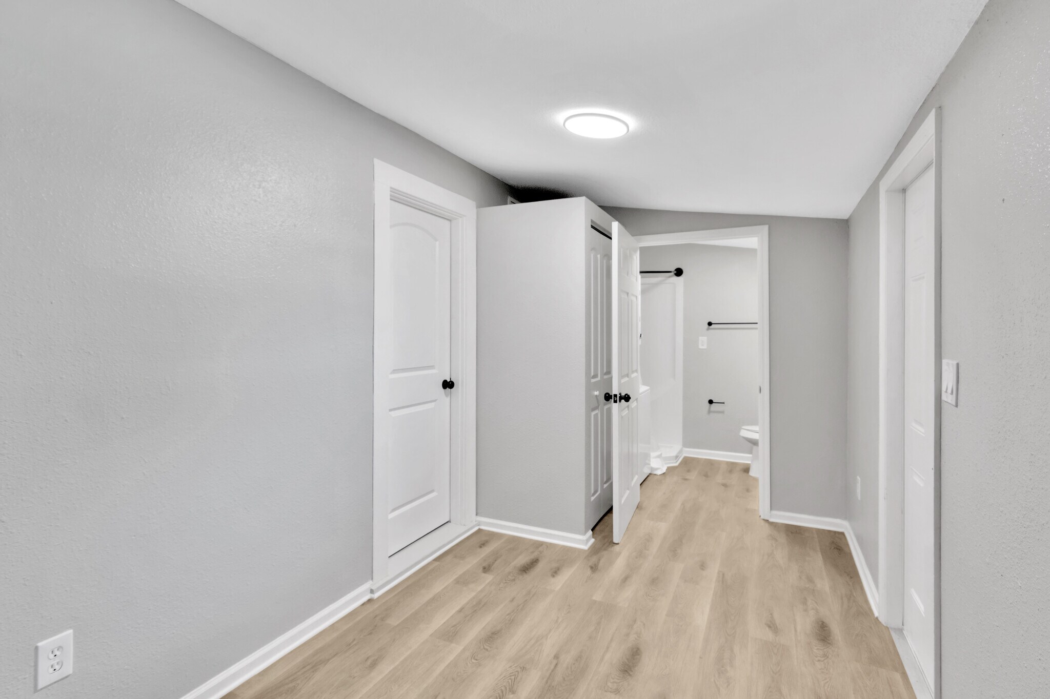 2nd Bedroom w/ En-suite bathroom - 1485 Hamlet Ave
