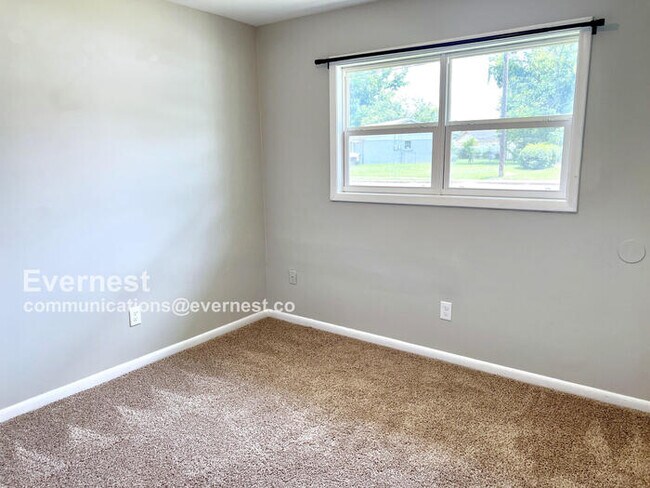 Building Photo - 3302 Village Dr SW