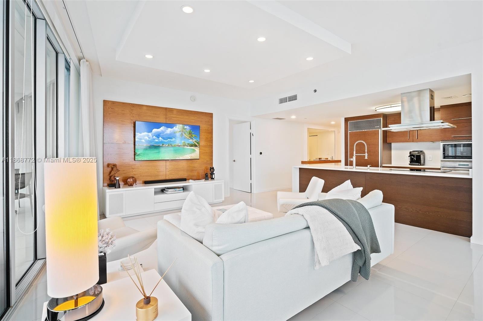 Building Photo - 495 Brickell Ave