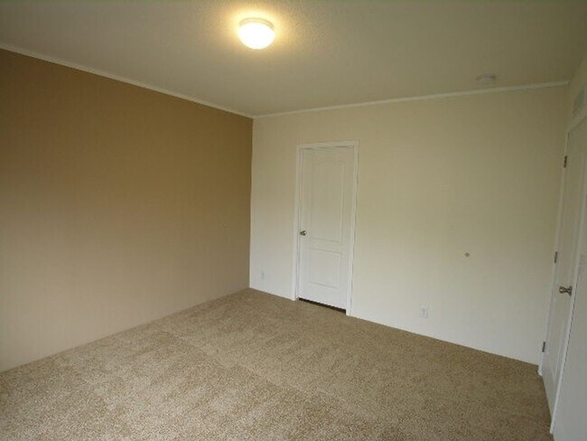 Building Photo - 3bd/2 bath mobile home available 10/10