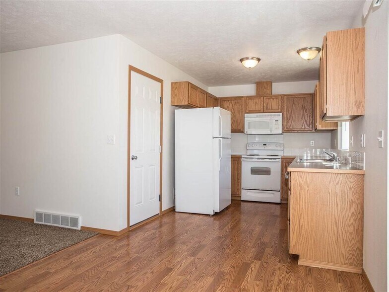 Kitchen - 4301 N Blake Rd