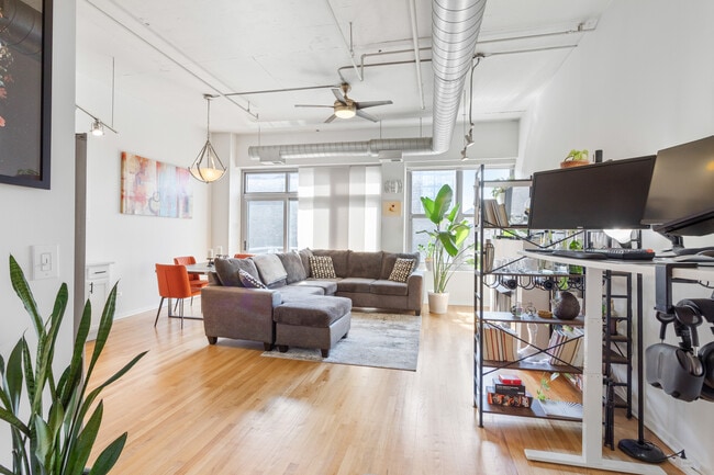 Building Photo - 933 W Van Buren St