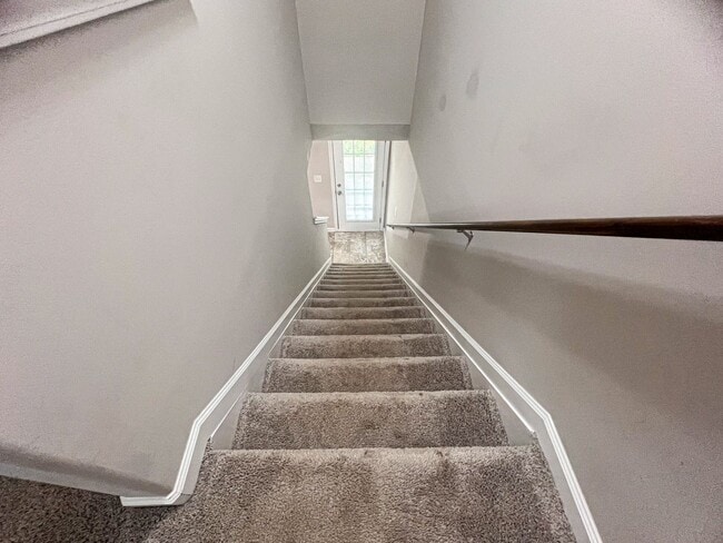 Building Photo - Lovely 2 bedroom 2 1/2 bathroom Townhome in Northeast Greensboro!