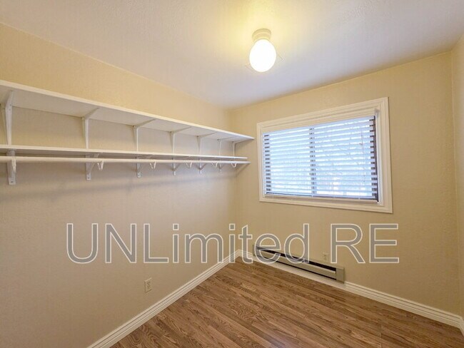 Building Photo - 2589 N Oakmont Dr