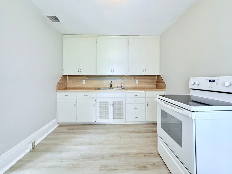 Kitchen - 900 W Parker St